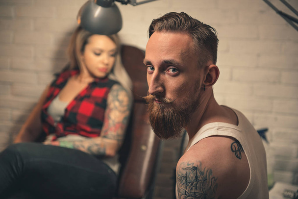 Man working in tattoo salon - 写真・画像