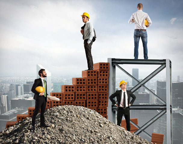 Gli uomini d'affari lavorano insieme per costruire un edificio
 - Foto, immagini