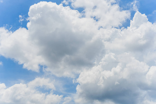 Όμορφο ουρανό με λευκό σύννεφο με αντίγραφο χώρου - Φωτογραφία, εικόνα