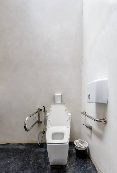 Toilettes avec un design convivial pour les personnes handicapées
 - Photo, image