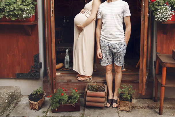 femme enceinte debout près du mari
 - Photo, image