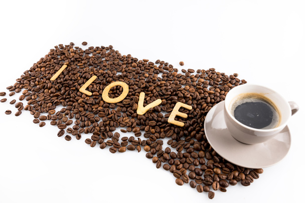 Чашка кофе и кофейных зерен - Фото, изображение