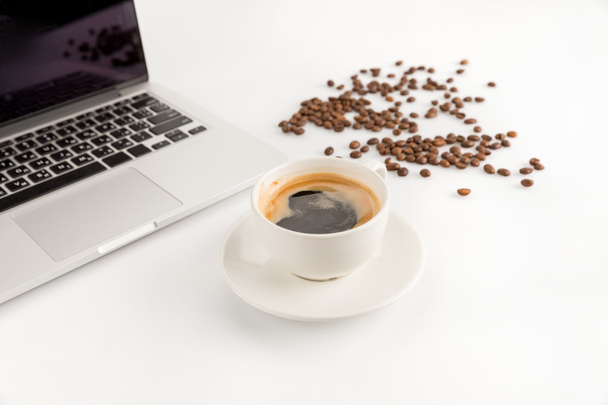 Чашка кофе и ноутбук
  - Фото, изображение