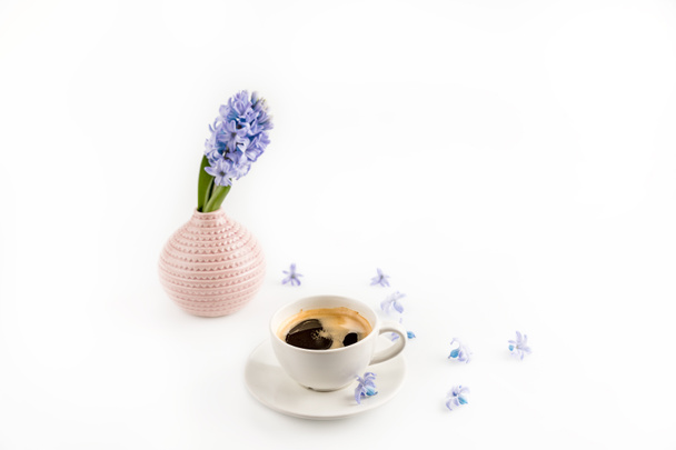 kopje koffie en bloemen  - Foto, afbeelding