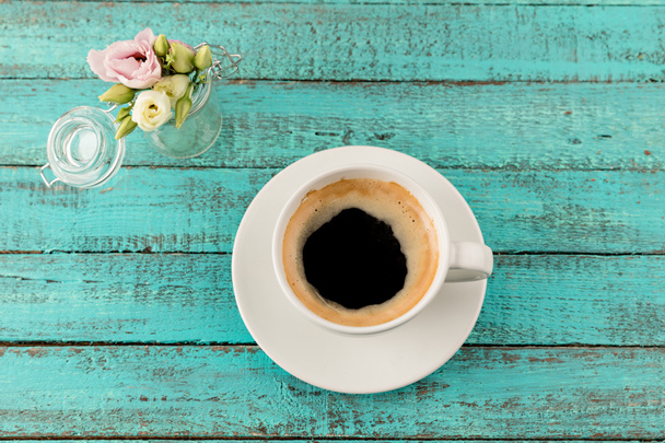 coffee mug steam and flowers on table - Valokuva, kuva