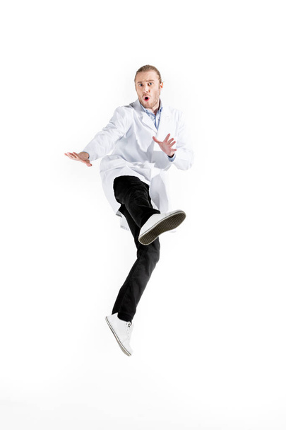 médecin en manteau blanc sautant
 - Photo, image