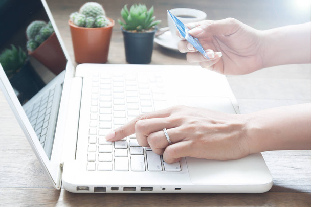 Dizüstü bilgisayar ve holding kredi kartı, Online shopp kullanarak ele - Fotoğraf, Görsel