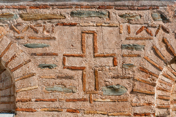 Αρχαία τοιχοποιία στην οποία ο Σταυρός είναι γκρο πλαν - Φωτογραφία, εικόνα