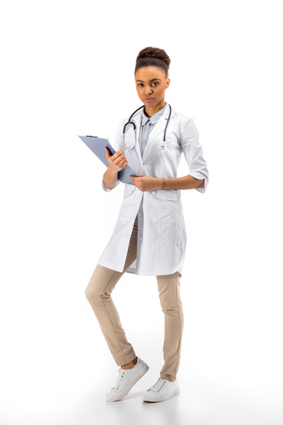 médico afroamericano con diagnóstico
 - Foto, Imagen
