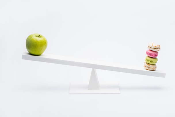 Apple i macarons na huśtawce  - Zdjęcie, obraz