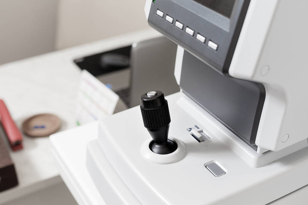 検査機器プロの目のクローズ アップ。現代の眼は、ラボの立っているデバイスをテストします。眼科医のオフィスで眼圧計 - 写真・画像