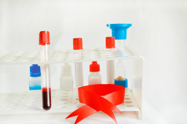 Blutentnahme und Analyse in einem biochemischen Labor auf hellem Hintergrund. - Foto, Bild