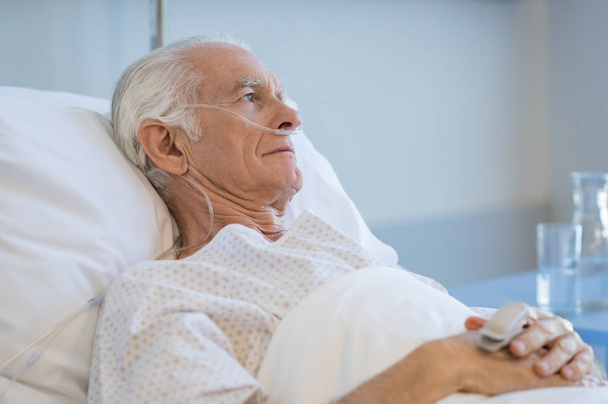 Senior man hospitalized - Foto, afbeelding