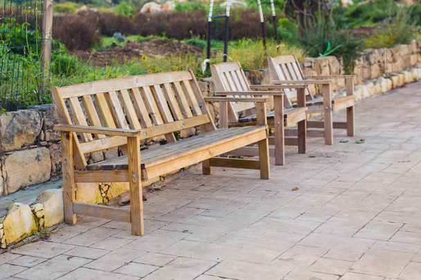 Mobili da esterno in legno. Le sedie a sdraio nel giardino dell'hotel vi invitano a rilassarvi
 - Foto, immagini