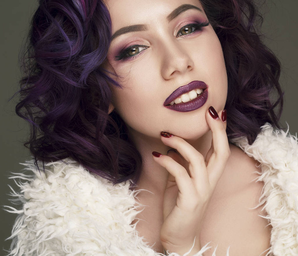 Портрет молодой красивой женщины с фиолетовым макияжем и фиолетовым
 - Фото, изображение