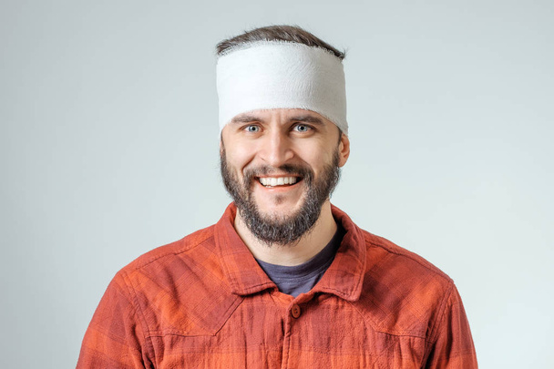 Portrait of man bandaged up - Foto, imagen