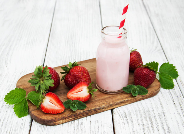 yogurt with fresh strawberries - Фото, изображение