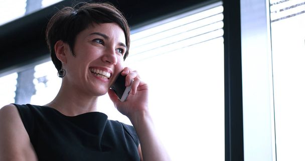 Business Girl speaking on phone  - Fotoğraf, Görsel