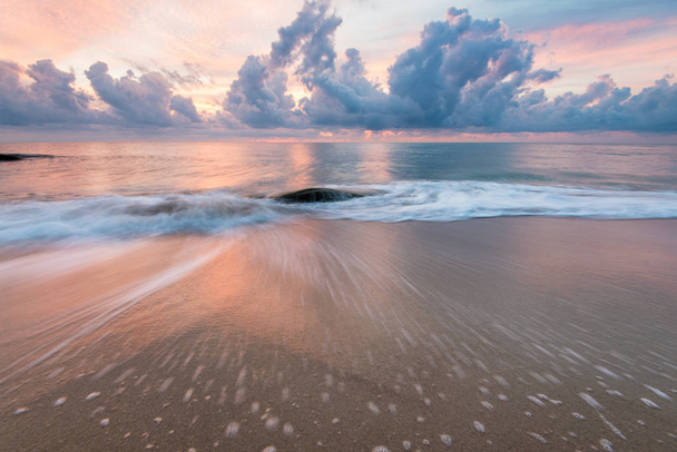 mar olas azotes línea impacto en la playa de arena
  - Foto, Imagen