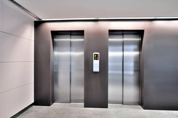 Portes ascenseur en acier
 - Photo, image