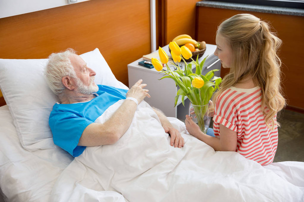 paciente mayor con nieta
 - Foto, imagen