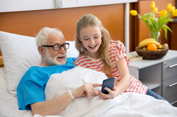 Dziadek i dziecko za pomocą smartfona - Zdjęcie, obraz