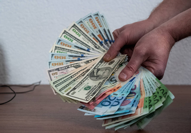 Papel dinheiro homem segurando firmemente segurado em suas mãos, tentando sh
 - Foto, Imagem