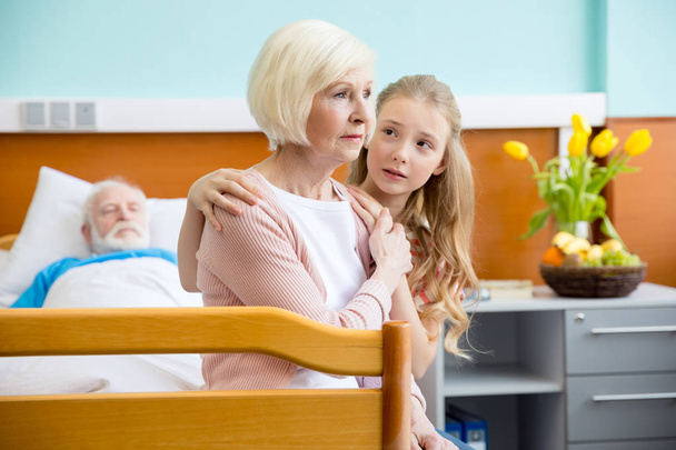 Großmutter und Enkelin besuchen Patientin  - Foto, Bild