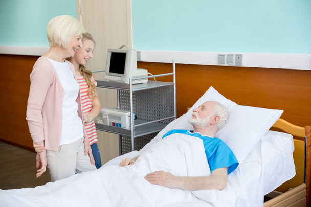 oma en kleindochter een bezoek aan patiënt - Foto, afbeelding