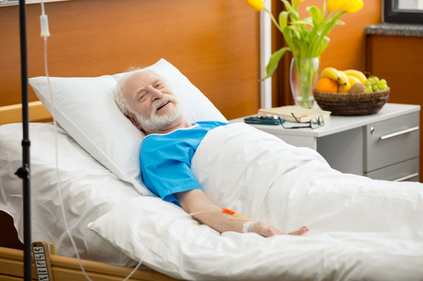 Senior man in hospital bed  - Foto, Bild
