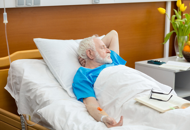 Senior man in hospital bed  - Foto, afbeelding