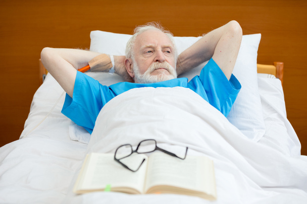 Uomo anziano in letto d'ospedale
  - Foto, immagini
