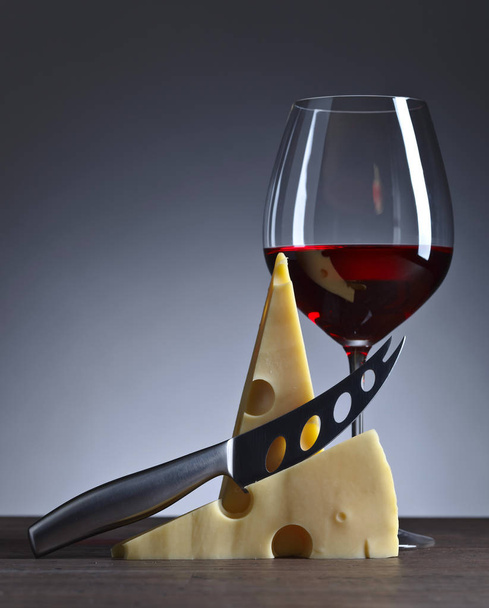 peynir ve kırmızı şarap  - Fotoğraf, Görsel
