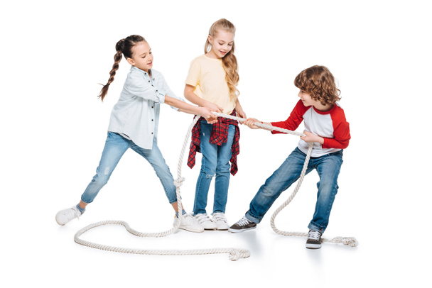 Kinderen spelen touwtrekken - Foto, afbeelding