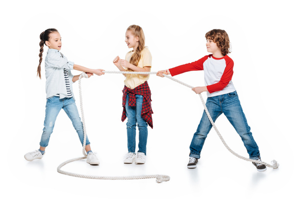 Kinderen spelen touwtrekken - Foto, afbeelding
