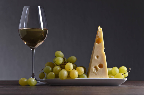 Cheese with grape and white wine  - Foto, Imagem