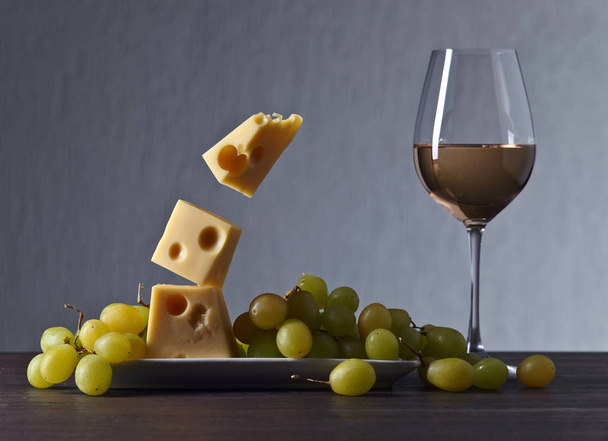 Sihirli peynirli üzüm ve bardak beyaz şarap  - Fotoğraf, Görsel