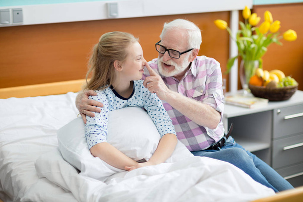 Dědeček a dítě v nemocnici  - Fotografie, Obrázek
