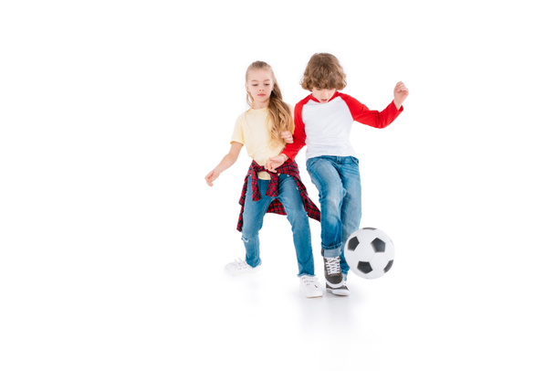 Enfants jouant au football
 - Photo, image
