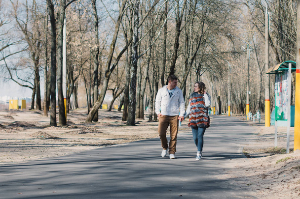 Coppia felice innamorata che abbraccia e condivide emozioni, si tiene per mano passeggiando nel parco
 - Foto, immagini