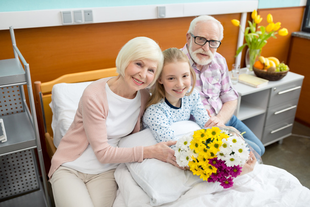 Grandparents with child in hospital  - Foto, afbeelding