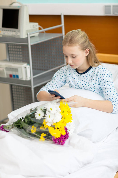 Little girl in hospital bed  - Foto, imagen