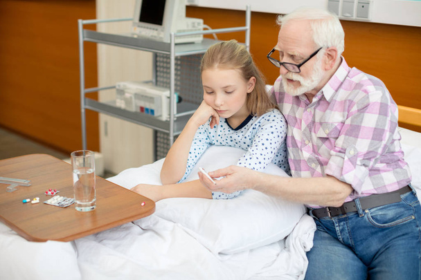 Grandfather and child in hospital  - 写真・画像