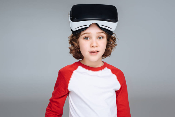 仮想現実のヘッドセットを持つ少年 - 写真・画像
