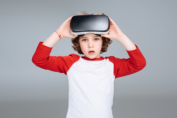 niño con auriculares de realidad virtual
 - Foto, imagen