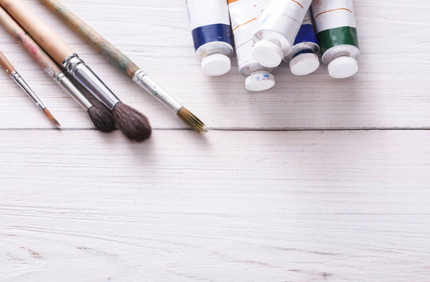 Herramientas para dibujar, pinceles y tubos de pintura al óleo
 - Foto, Imagen