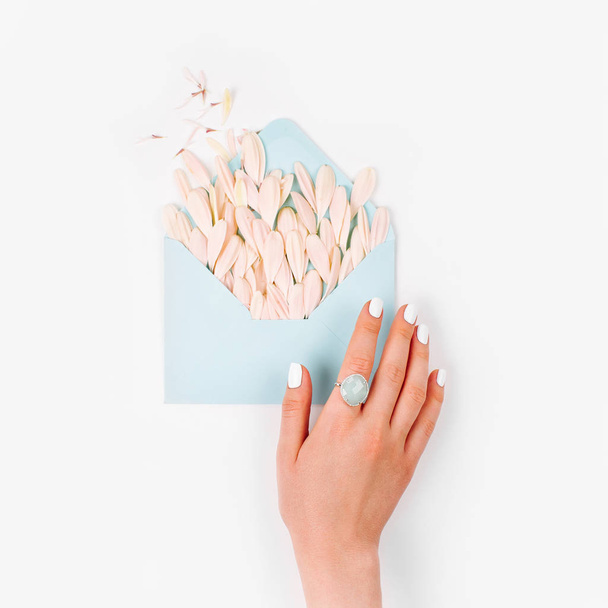 hand and envelope with flowers - Φωτογραφία, εικόνα
