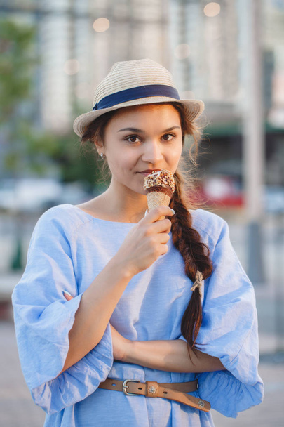 mujer joven comiendo helado  - Foto, Imagen