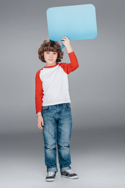 Little boy holding speech bubble  - Foto, afbeelding