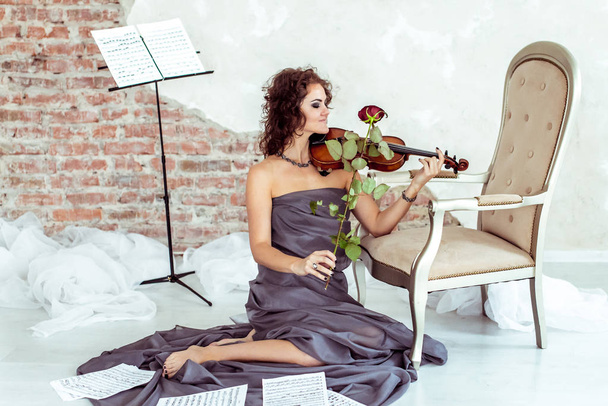 バイオリンの弓をプレー美人ローズ - 写真・画像
